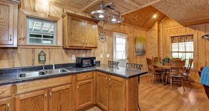 Cabin #1 Fisherman's Landing / Rustic Cabin w/ Covered Boat Shelter Sleeps 5
