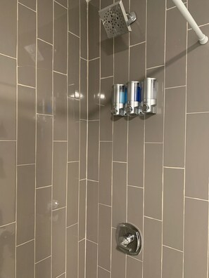Dusche, Haartrockner, Handtücher, Seife