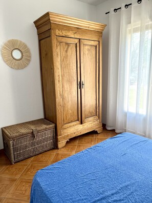 3 chambres, fer et planche à repasser