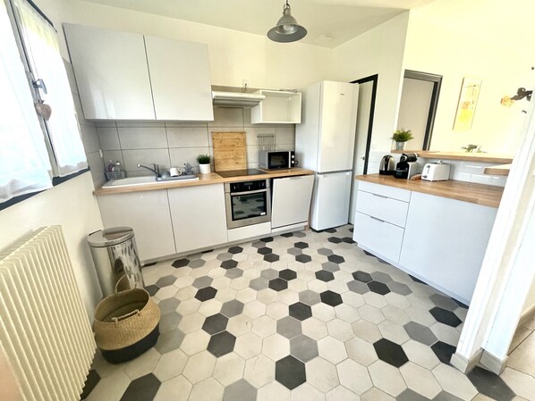 Jääkaappi, mikroaaltouuni, uuni, astianpesukone