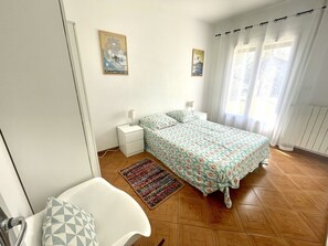 3 chambres, fer et planche à repasser