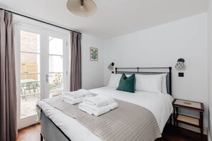 3 bedrooms, iron/ironing board, travel cot, WiFi - Redland Suites - Apartment 1 (Redland)