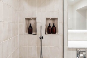 Free toiletries, hair dryer - Redland Suites - Apartment 1 (Redland)