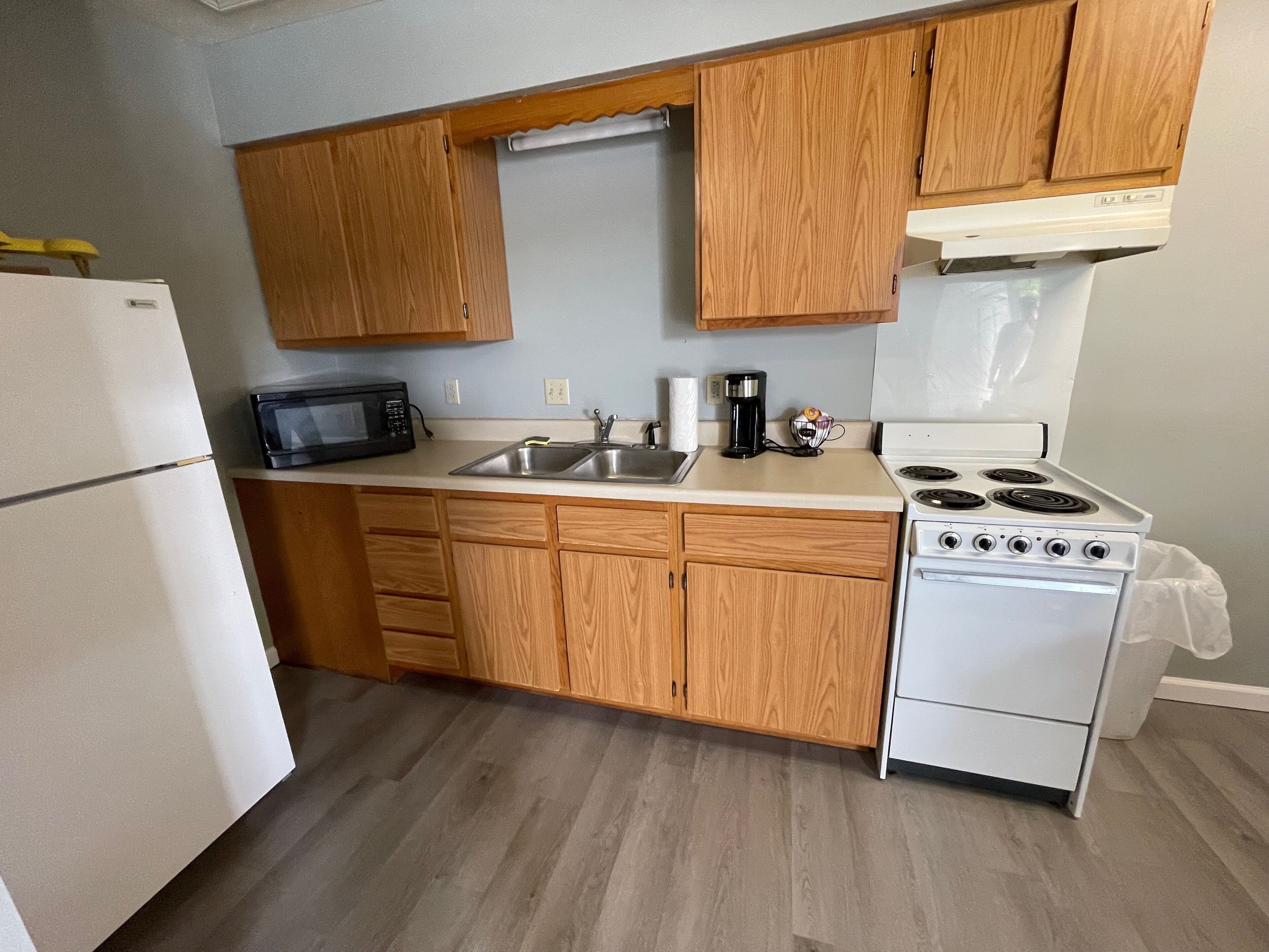 Réfrigérateur, four à micro-ondes, un four, surface de cuisson