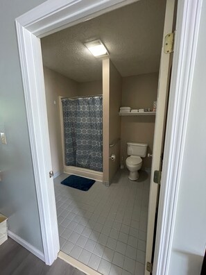 Regadera, toallas, jabón, shampoo 