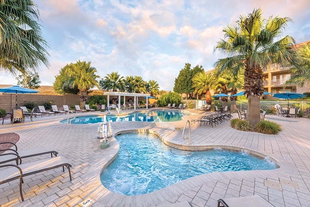 Alberca al aire libre y alberca climatizada