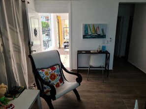 Interior - recently renovated 2 Bedroom Apt, on the 2nd floor with free parking (Los Melones)