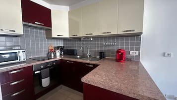 Een koelkast, een microgolfoven, een oven, een kookplaat