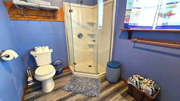 Douche, serviettes fournies, papier toilette