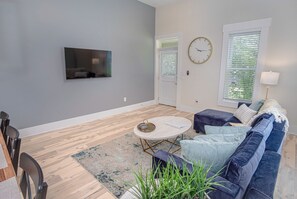 Ferienhaus (3 Bedrooms) | Wohnbereich | 50-Zoll-Fernseher mit Digitalempfang