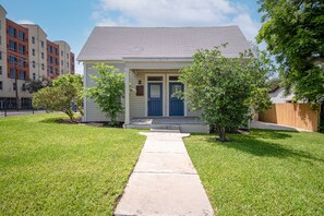 Exterior - Incredible New 3br/2ba Near Downtown (San Antonio)