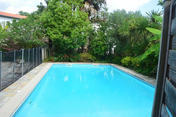 Outdoor pool - Ahetze, between Biarritz and St Jean de Luz House + swimming pool and parking lot *** (Ahetze)