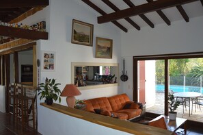 TV, DVD player, books - Ahetze, between Biarritz and St Jean de Luz House + swimming pool and parking lot *** (Ahetze)