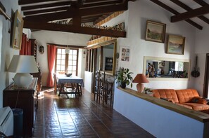 Televisión, reproductor de DVD y libros 