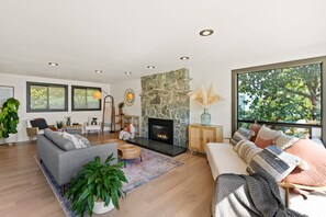 Smart TV, chimenea, libros, impresora