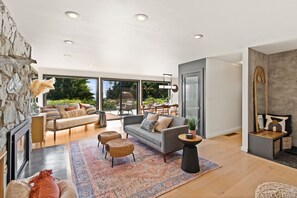 TV connectée, cheminée, livres, imprimantes