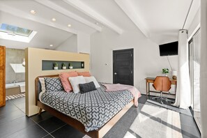 3 habitaciones, escritorio y tabla de planchar con plancha 