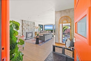 Smart TV, chimenea, libros y impresora