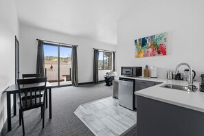 Réfrigérateur, micro-ondes, cafetière/bouilloire, bouilloire électrique