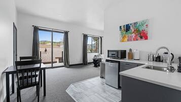 Refrigerador, microondas, cafetera/tetera, tetera/pava eléctrica