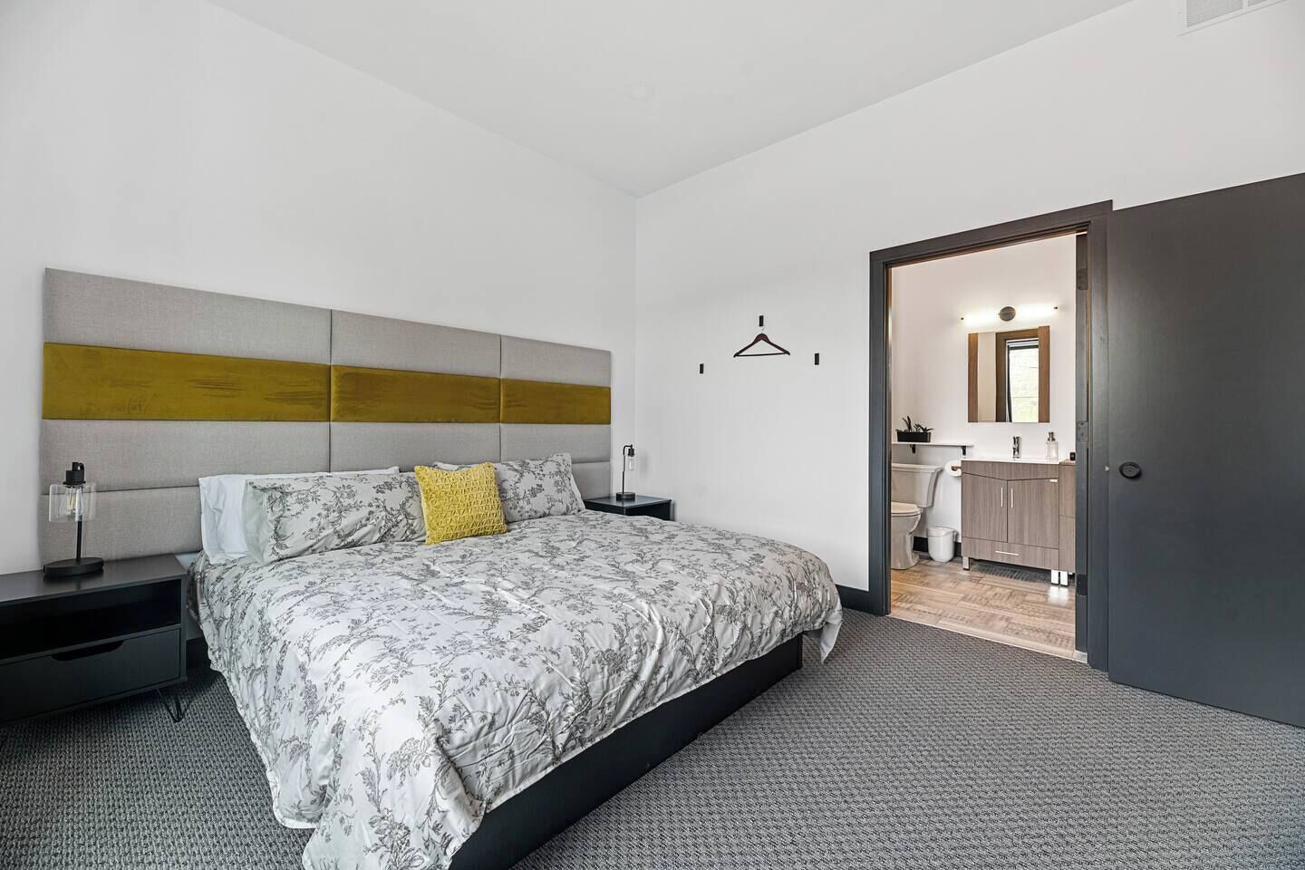 1 habitación, tabla de planchar con plancha, wifi gratis y ropa de cama 