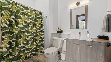 Dusj, hårføner, håndklær og toalettpapir