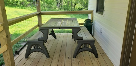 屋外ダイニングエリア. Sweeton Creek cozy cabin just minutes from Lake Norfork