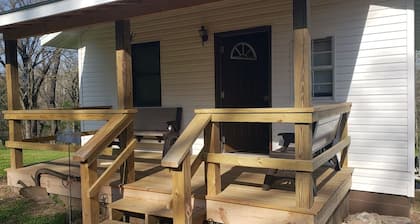 Sweeton Creek cozy cabin just minutes from Lake Norfork