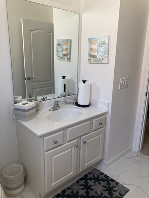 Combined shower/bathtub - Spacious 8br5ba Villa 15min from Disney world. (Davenport)