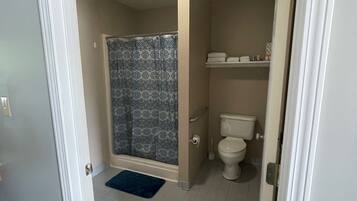 Douche, serviettes fournies, savon, shampoing