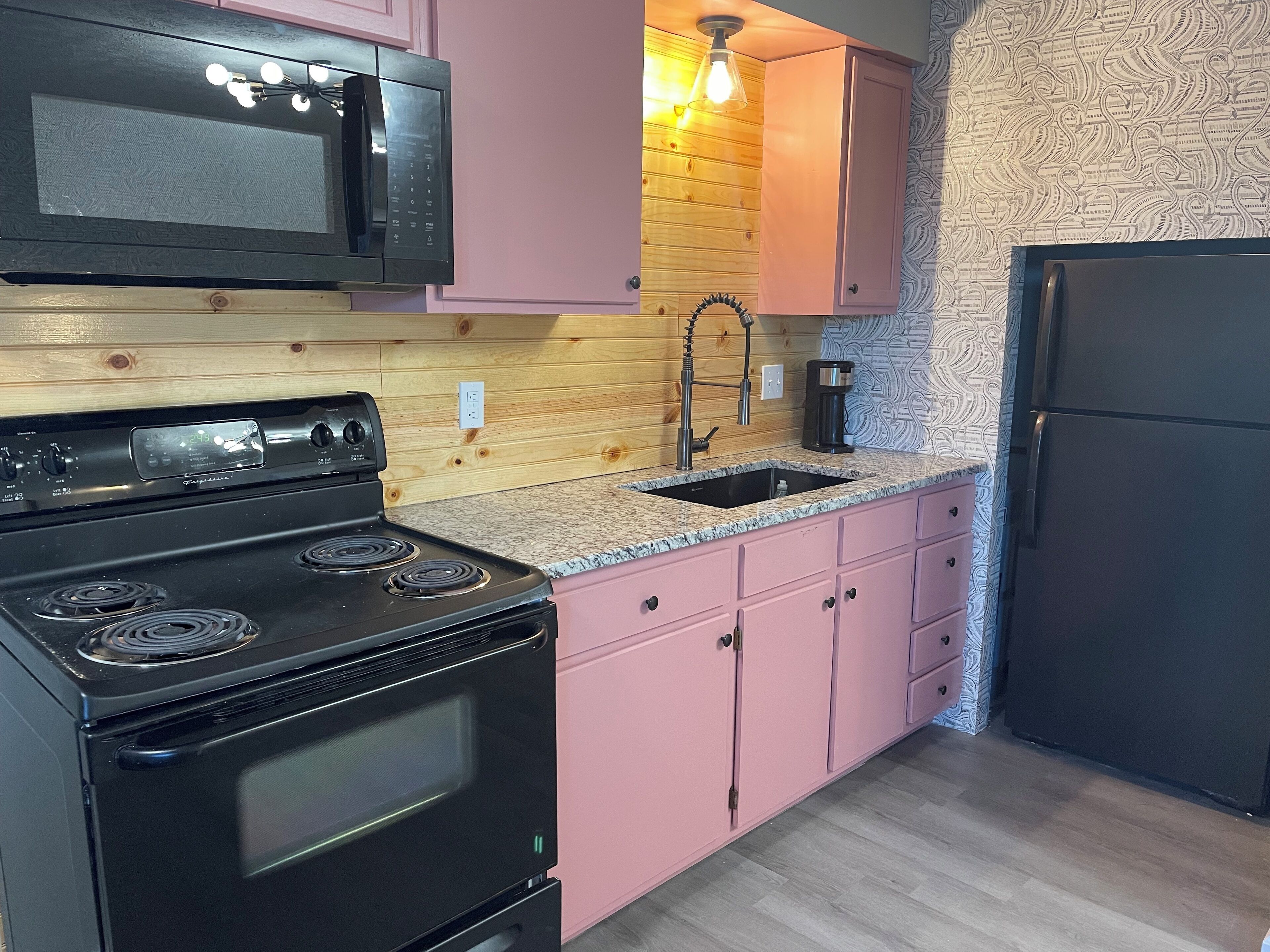 Réfrigérateur, micro-ondes, four, plaque de cuisson