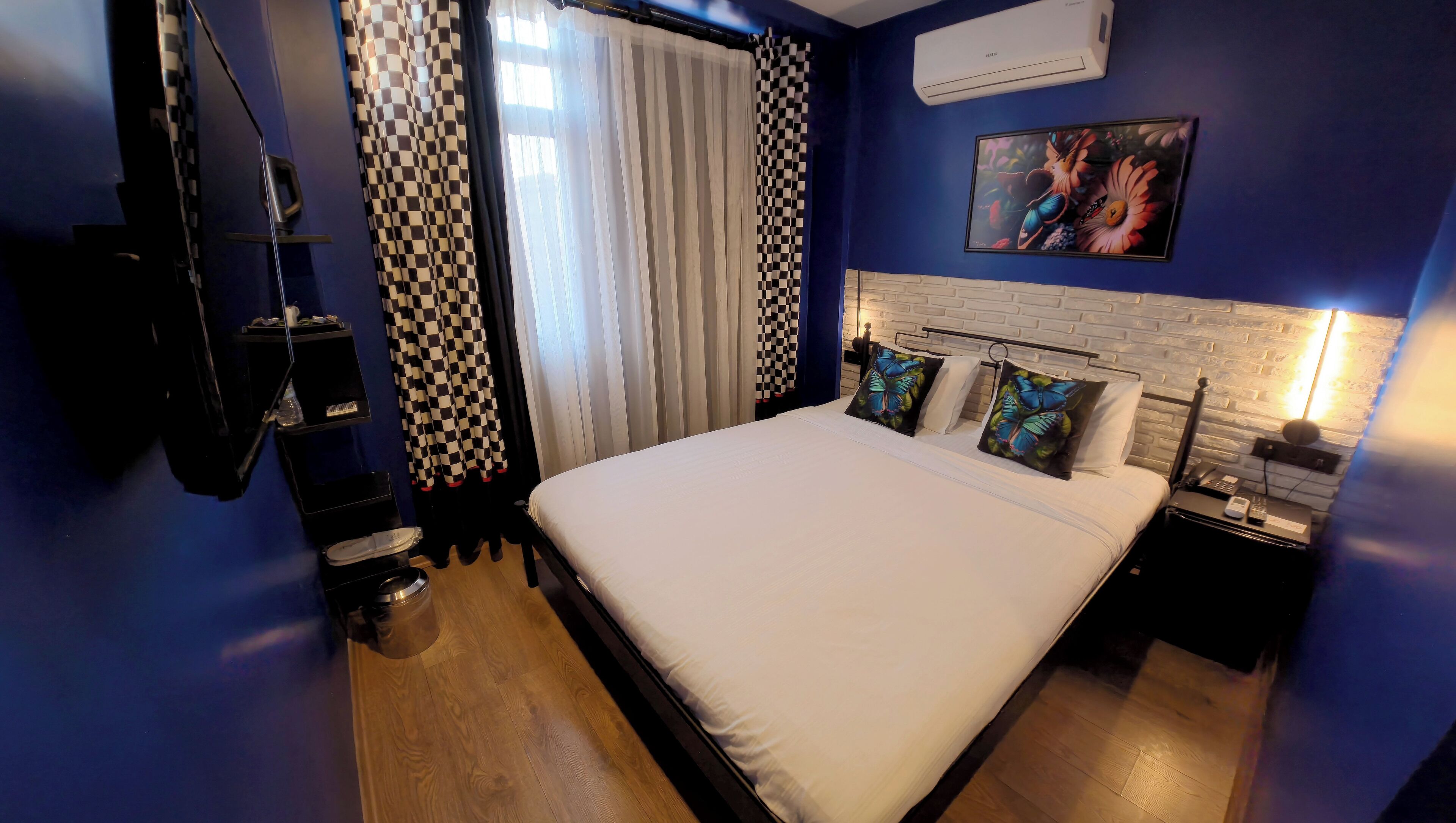 عناصر مجانية داخل الميني بار وبديكورات فريدة لكل غرفة ومكتب