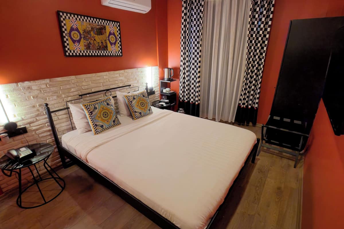 Standard Room | Free minibar, individually decorated, desk, laptop workspace