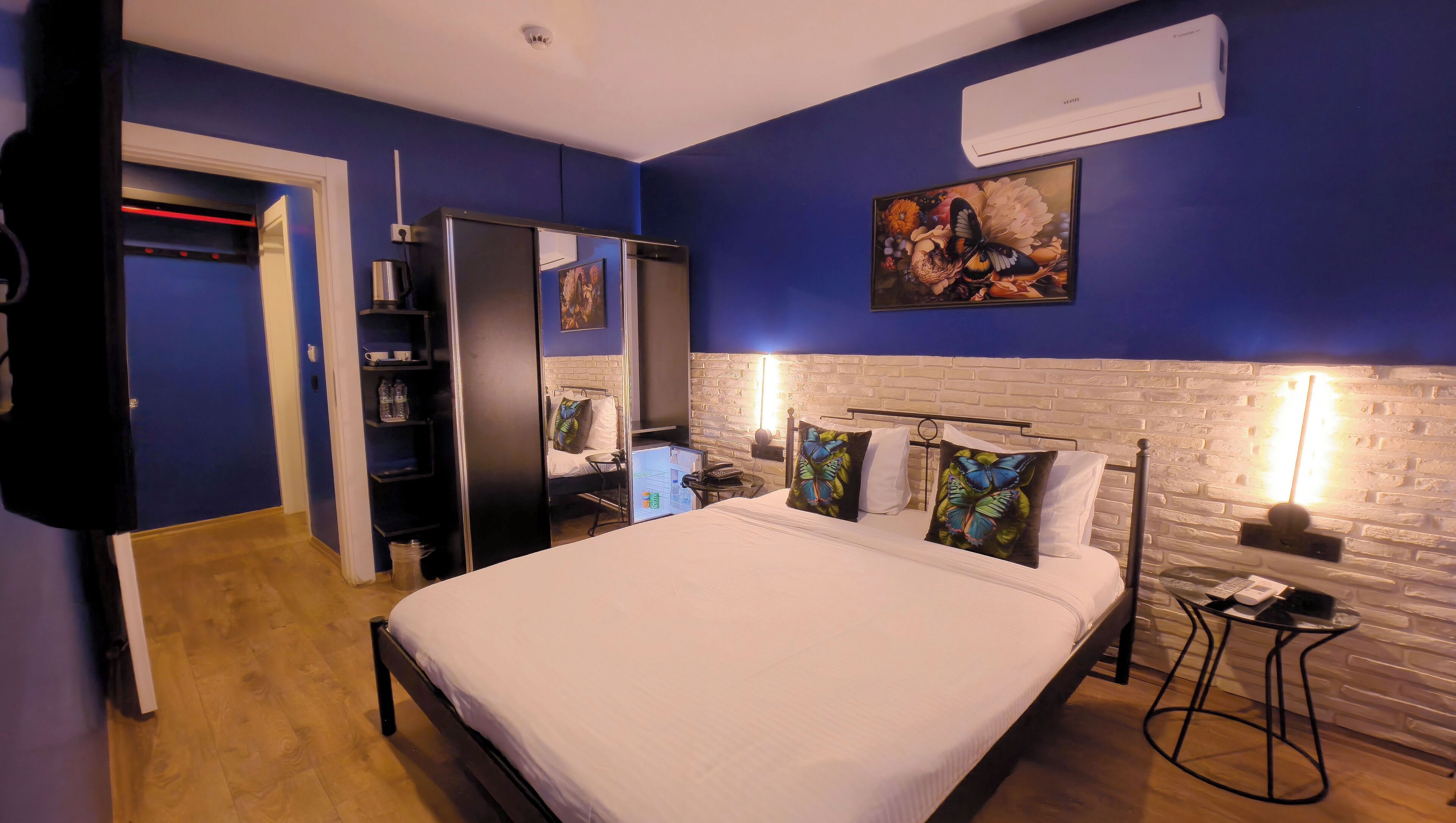 Standaard kamer, 1 queensize bed, niet-roken, uitzicht op de stad | Een gratis minibar, individueel gedecoreerd, een bureau