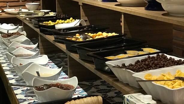 Monipuolinen buffet, jossa on tarjolla erilaisia ruokia ja juomia.