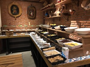 Buffet déjeuner gratuit tous les jours
