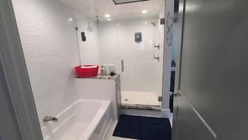 Badewanne, Haartrockner, Handtücher, Seife