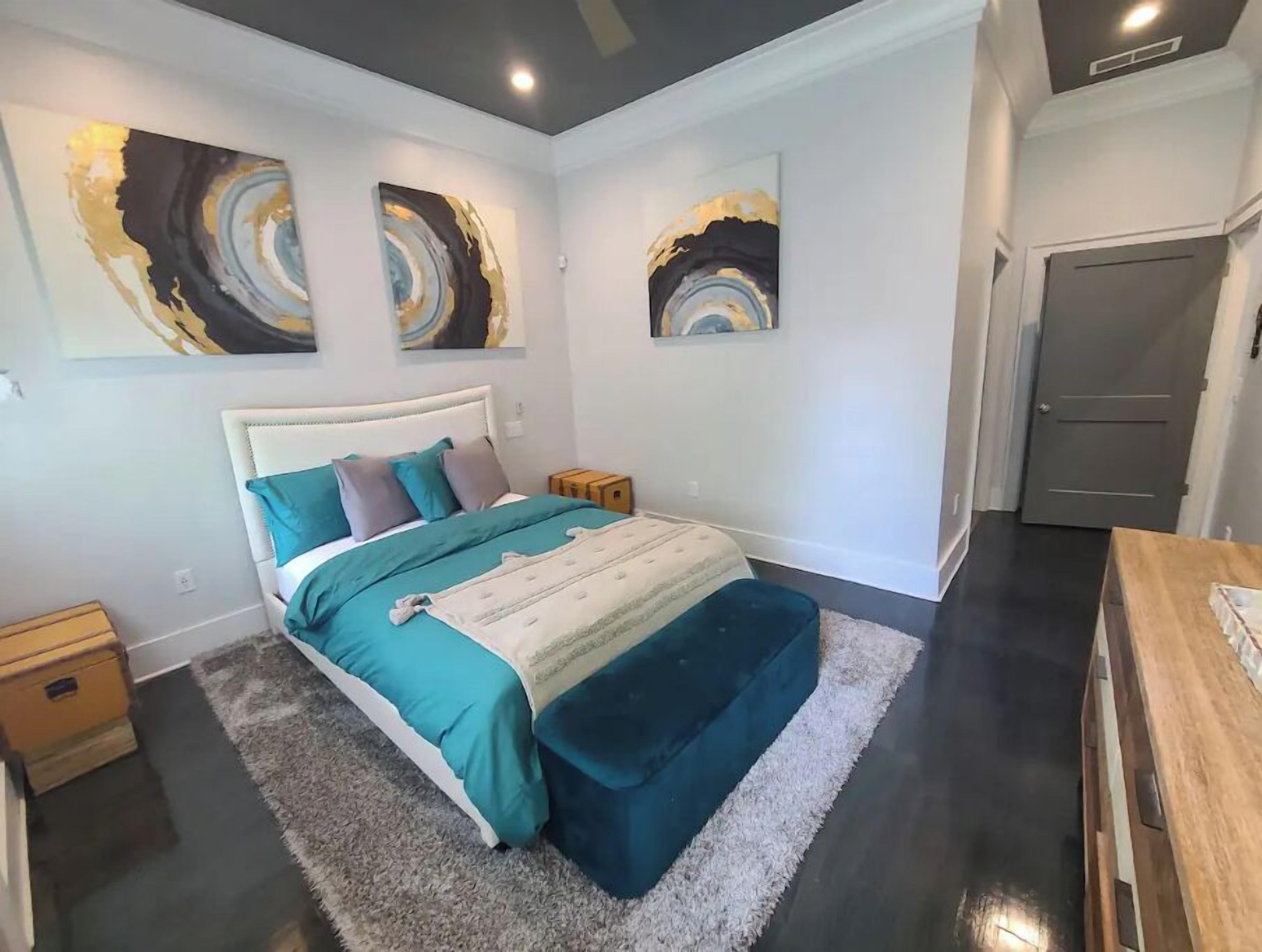3 bedrooms, desk, iron/ironing board, free WiFi
