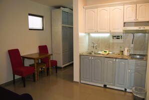 Appartement | Cuisine privée | Mini réfrigérateur, plaque de cuisson, bouilloire électrique