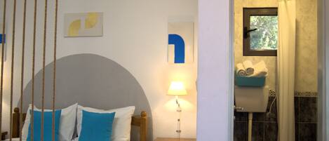 Standard Studio | Premium bedding, in-room safe, desk, laptop workspace