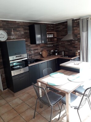 Réfrigérateur, micro-ondes, four, plaque de cuisson