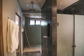 Deluxe-Zimmer, eigener Pool | Badezimmer | Dusche, kostenlose Toilettenartikel, Haartrockner, Bademäntel