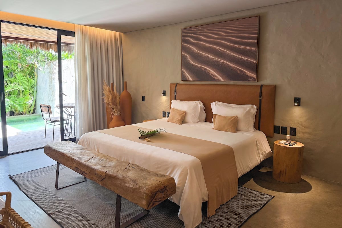 Kaliteli yatak takımı, yastık yüzeyli yatak, minibar, odada kasa