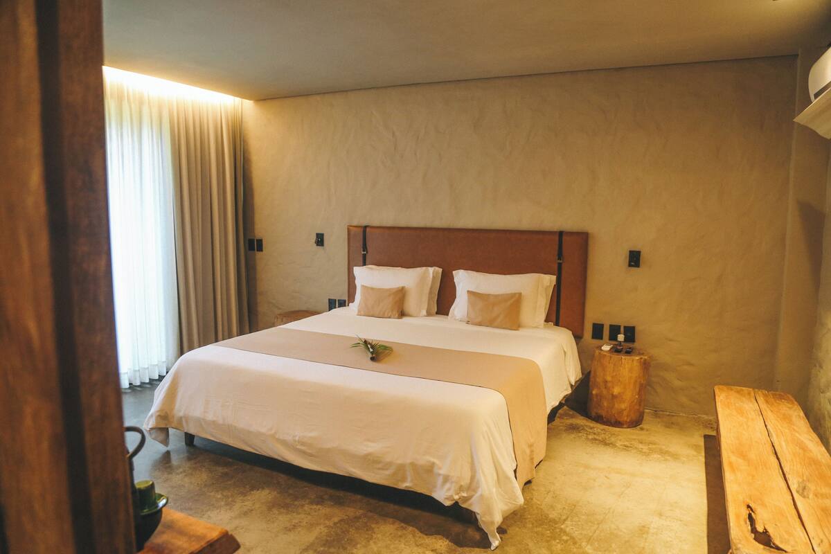 Kaliteli yatak takımı, yastık yüzeyli yatak, minibar, odada kasa