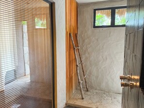 Ducha, artículos de tocador gratuitos, secador de pelo, batas