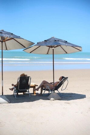 Beach nearby, white sand, sun-loungers, beach umbrellas - Makena Hotel (Amontada)