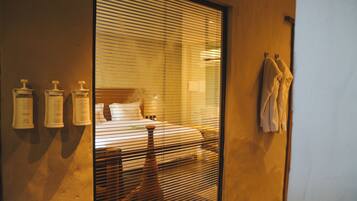 Kahden hengen standard-huone, oma kylpyhuone | Kylpyhuone | Suihku, ilmaiset hygieniatuotteet, hiustenkuivaaja, kylpytakit