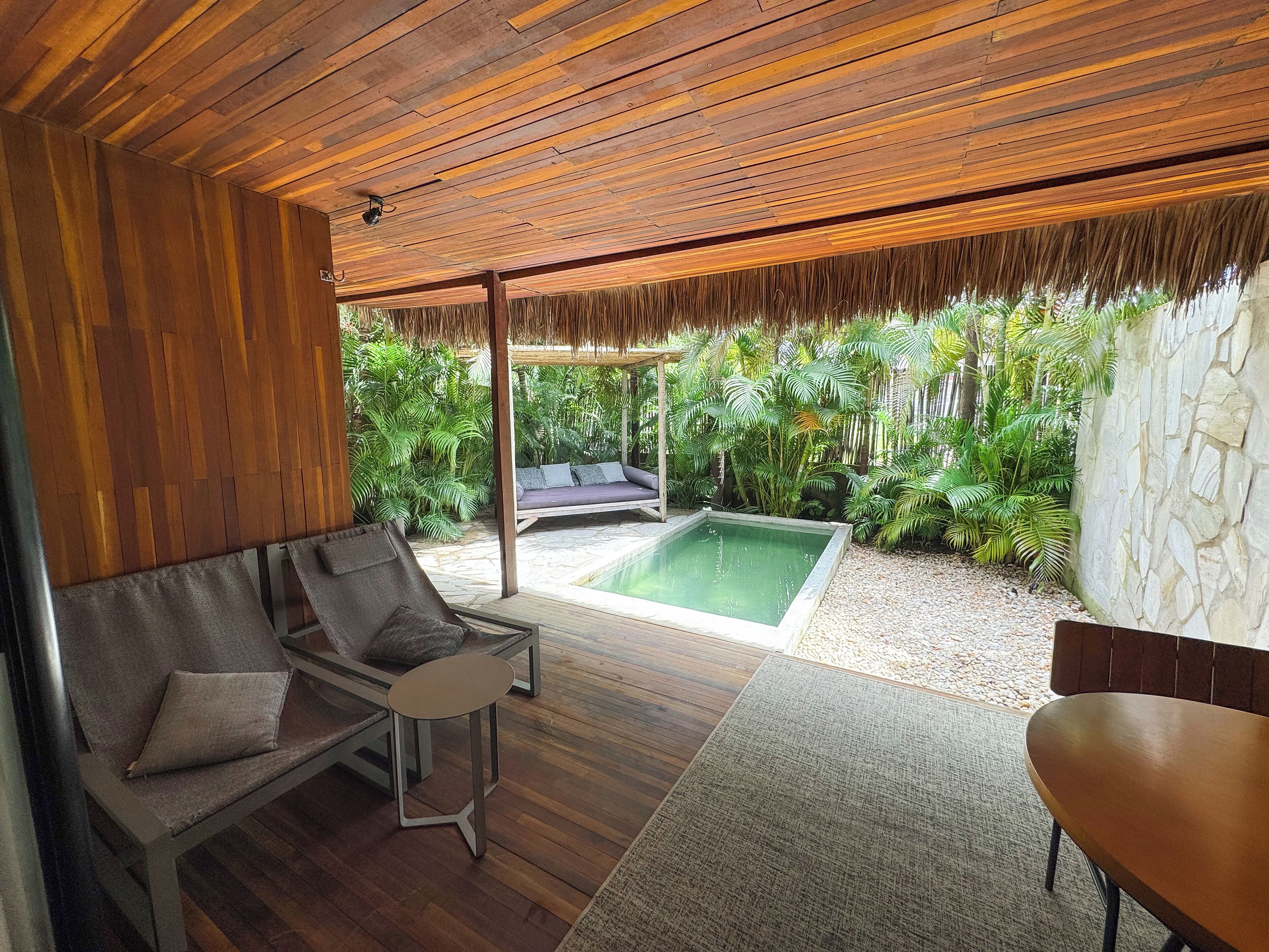 Habitación de lujo, alberca privada | Área de sala de estar | Smart TV de 32 pulgadas con canales por cable 