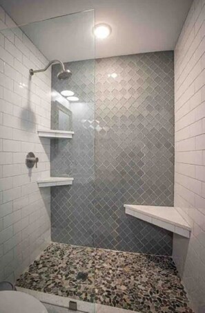 Badewanne, Haartrockner, Handtücher, Seife