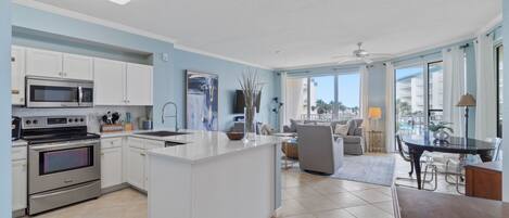 Een koelkast, een microgolfoven, een oven, een vaatwasser